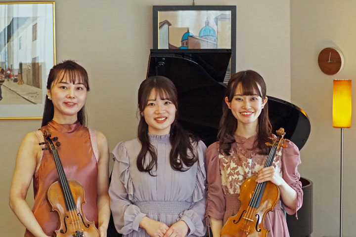 �������i