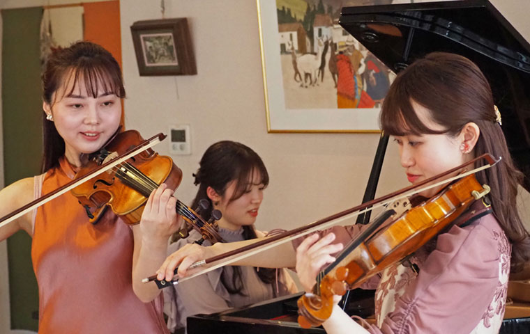 �������i