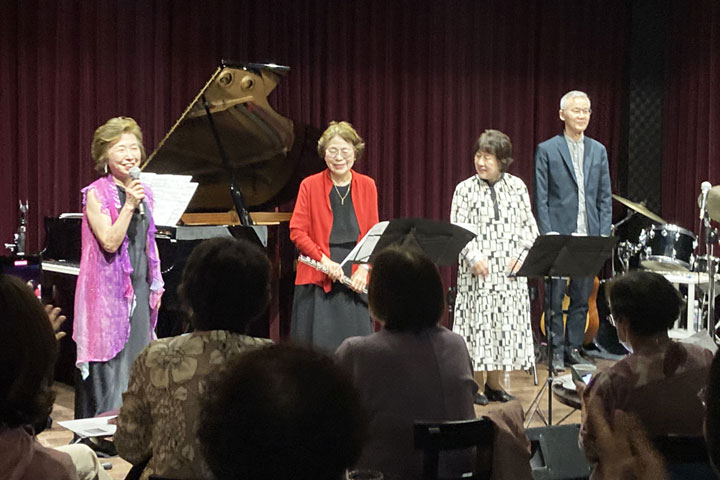 �������i