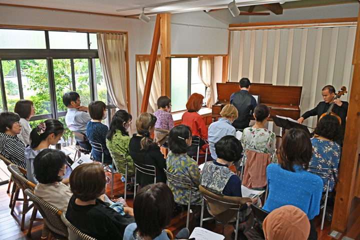 �������i