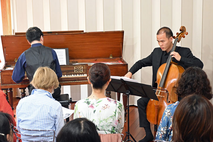 �������i