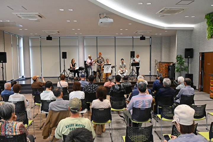 �������i