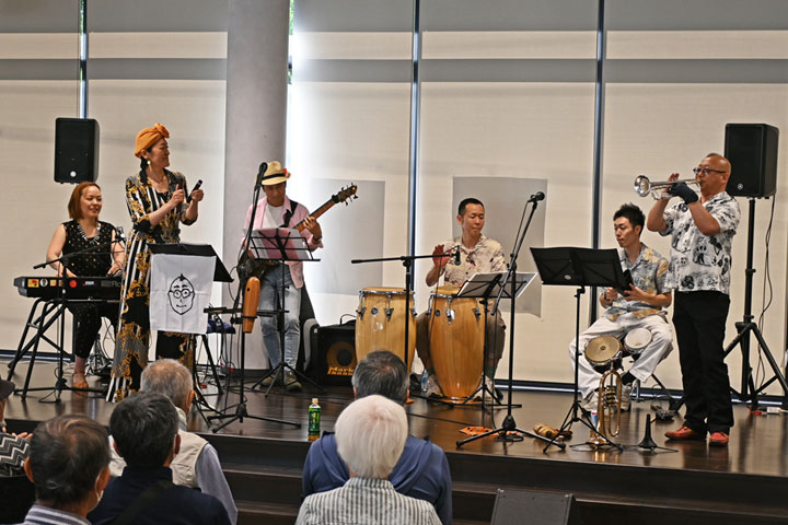 �������i