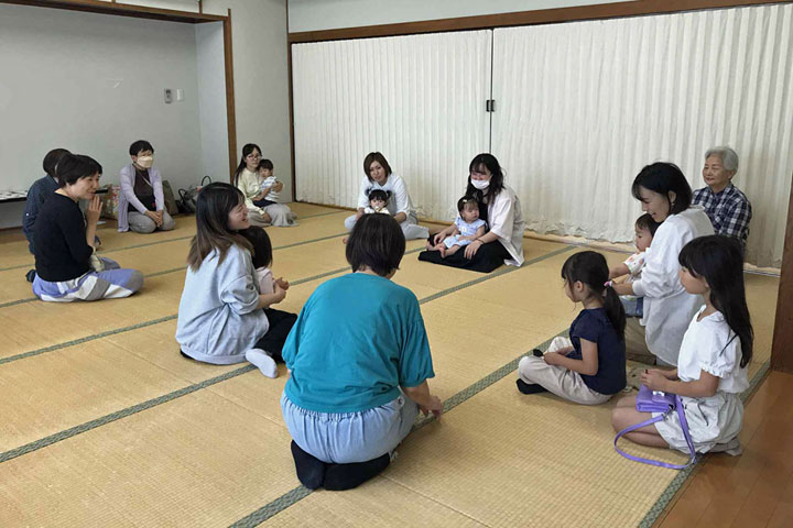 �������i