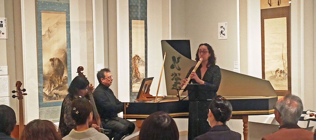 �������i