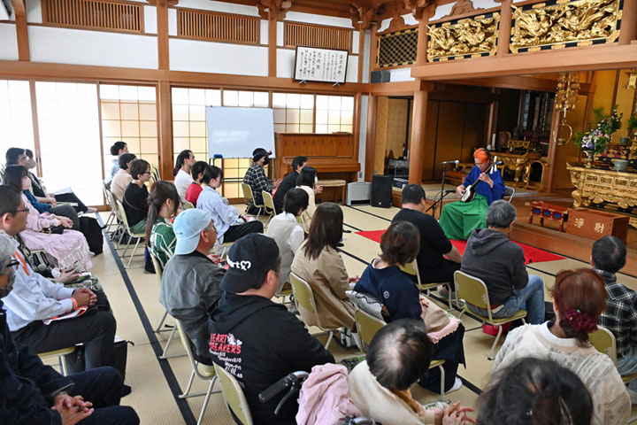 �������i