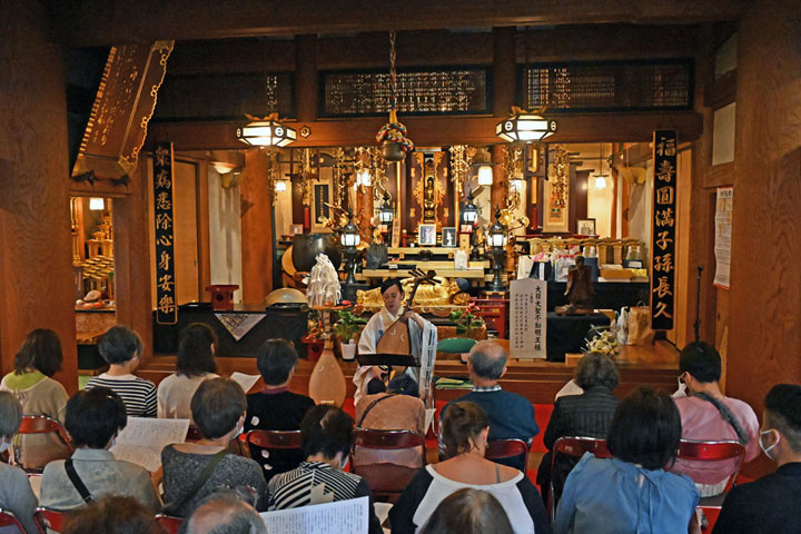 �������i