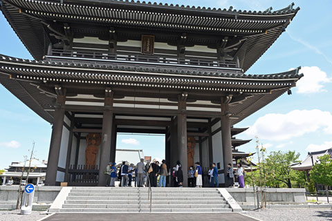 �������i