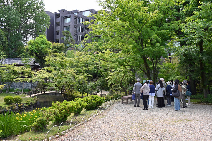 �������i