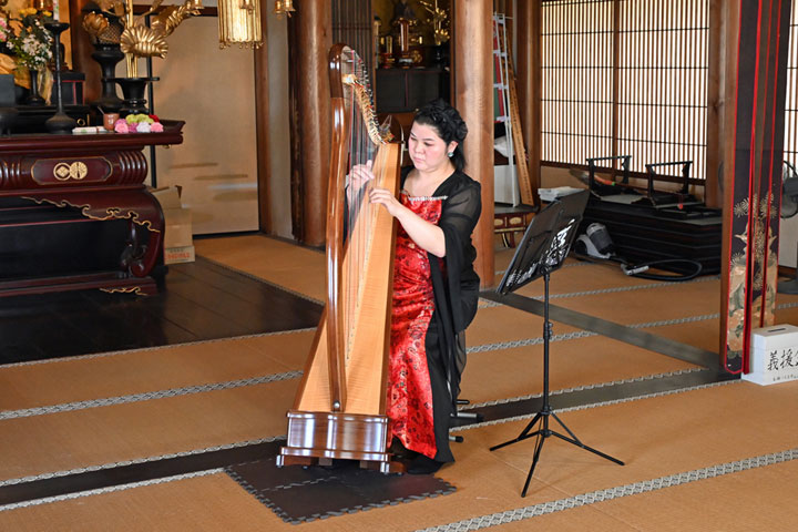 �������i