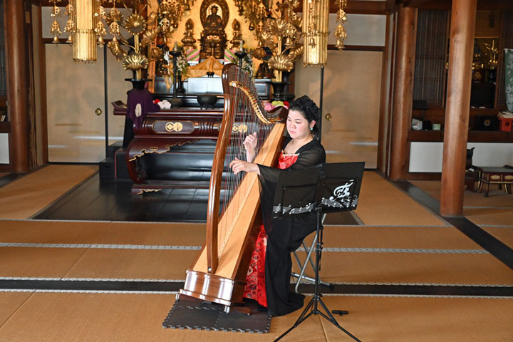 �������i