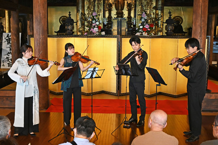 �������i