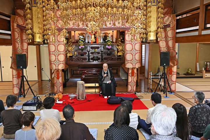 �������i