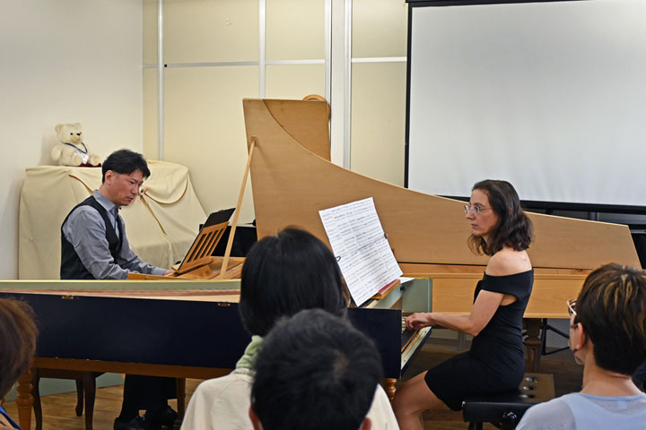 �������i