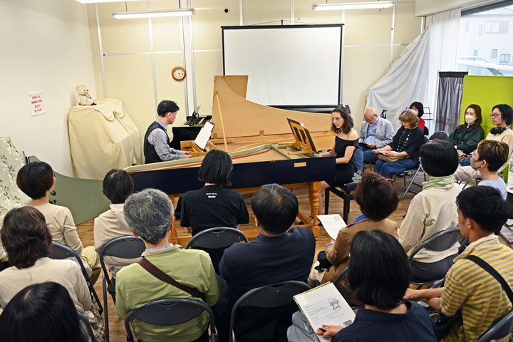 �������i