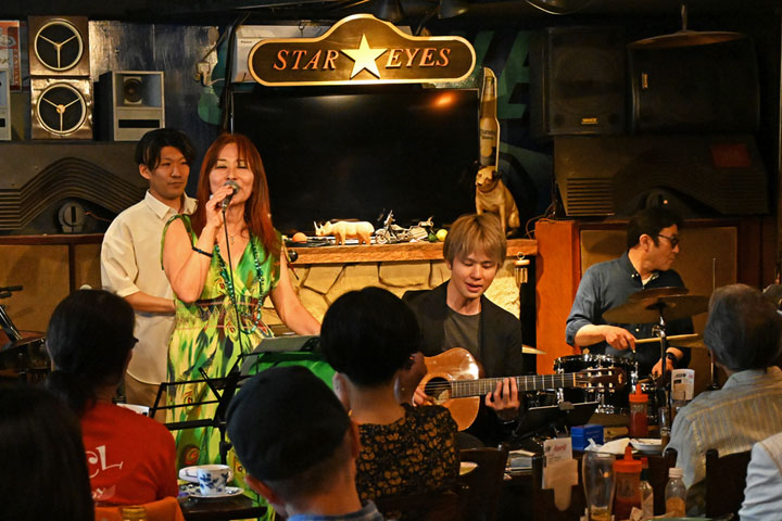 �������i