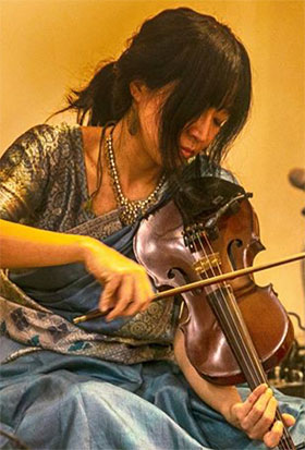 ���q ���L